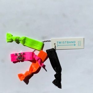 SET OF 4 TWISTBANDS WITH SKULL & CROSS BONE CHARM